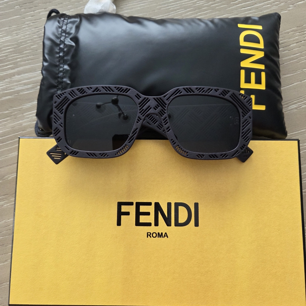 ✨️NWOT✨️ Fendi Matte Black Sunglasses